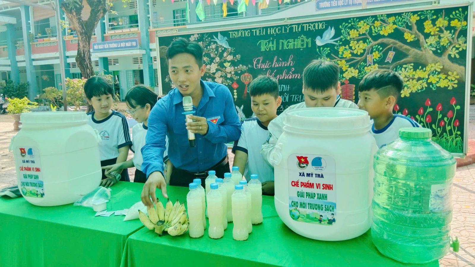 ĐOÀN THANH NIÊN XÃ MỸ TRÀ THỰC HIỆN MÔ HÌNH “CÙNG EM XÂY DỰNG NHÀ VỆ SINH THÂN THIỆN” 